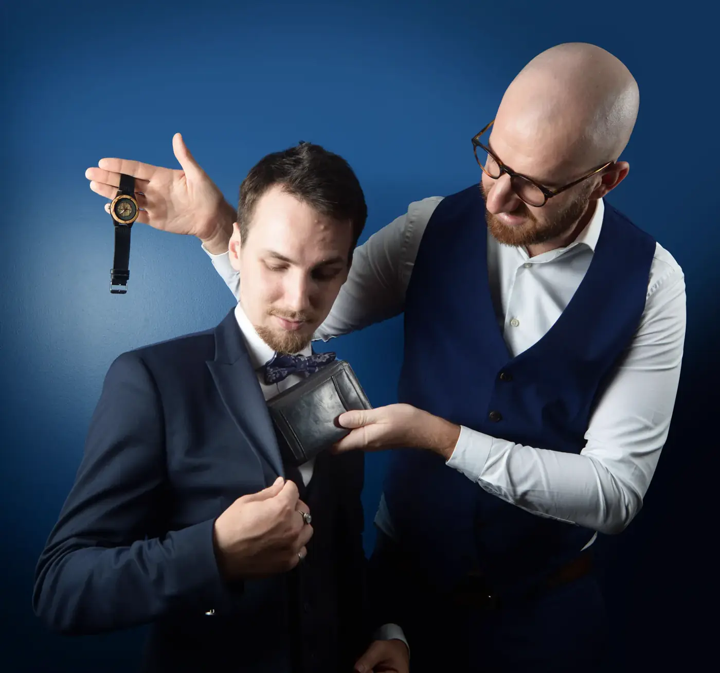 Magicien pickpocket en pleine démonstration