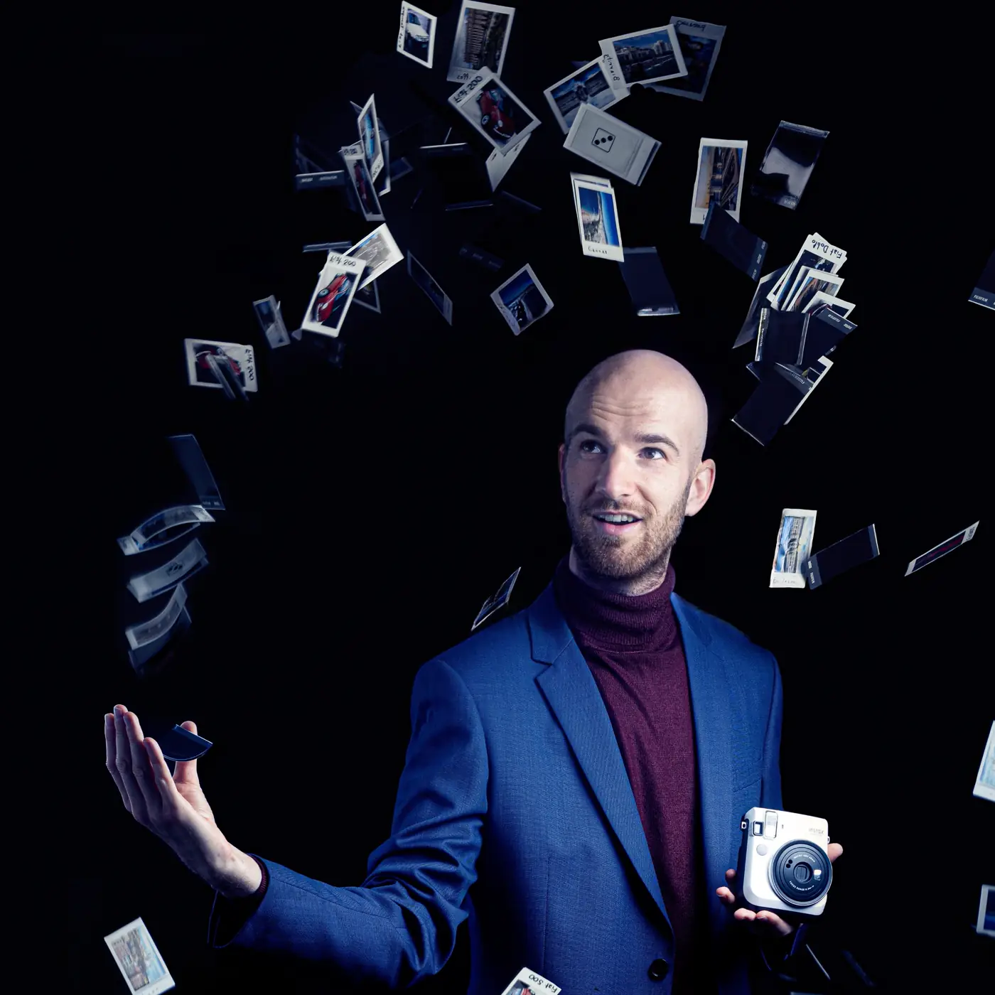 Ugo avec un H, magicien Polaroid au sourire chaleureux