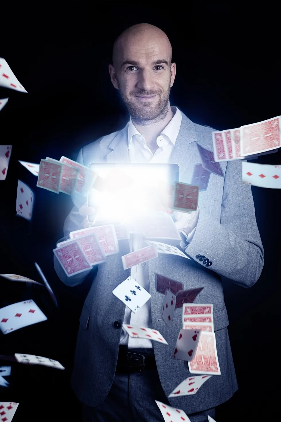 Carte lumineuse entre les mains de l'illusionniste