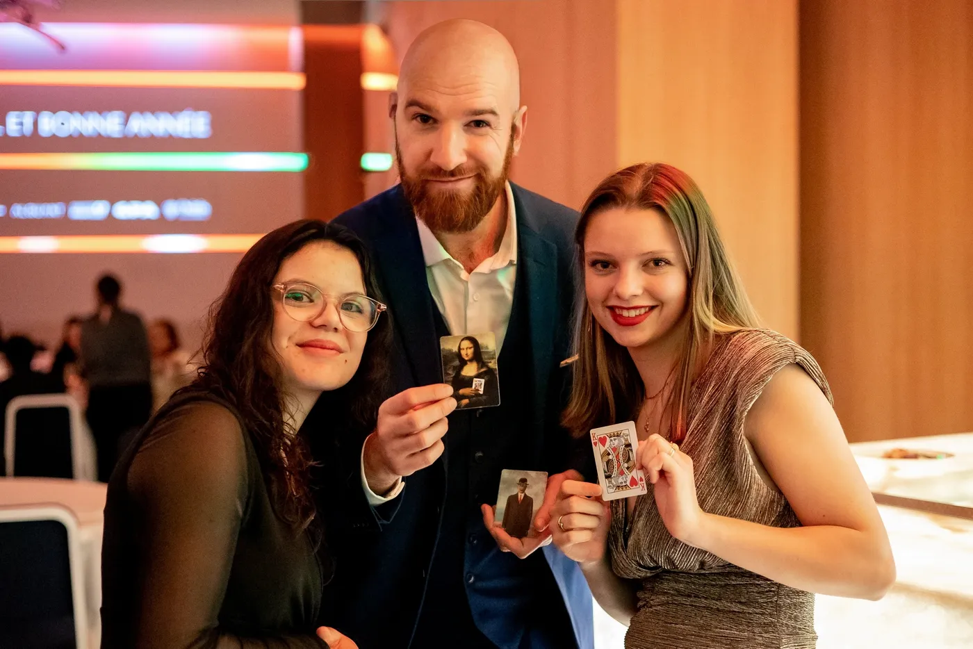 Invitées montrant leurs cartes pendant un dîner
