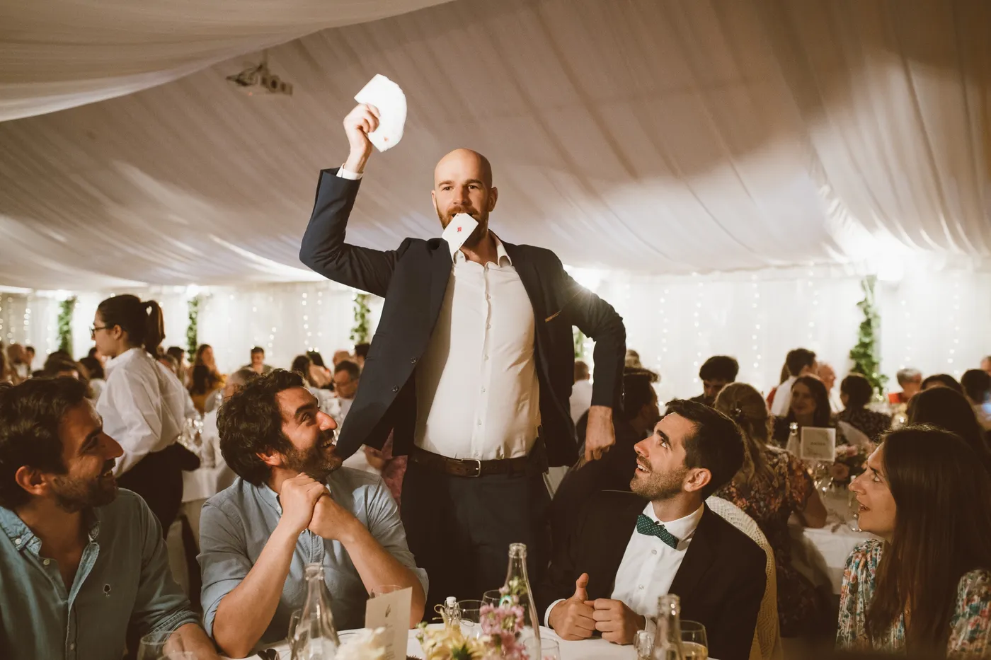 Invités riant pendant un tour de close-up en mariage
