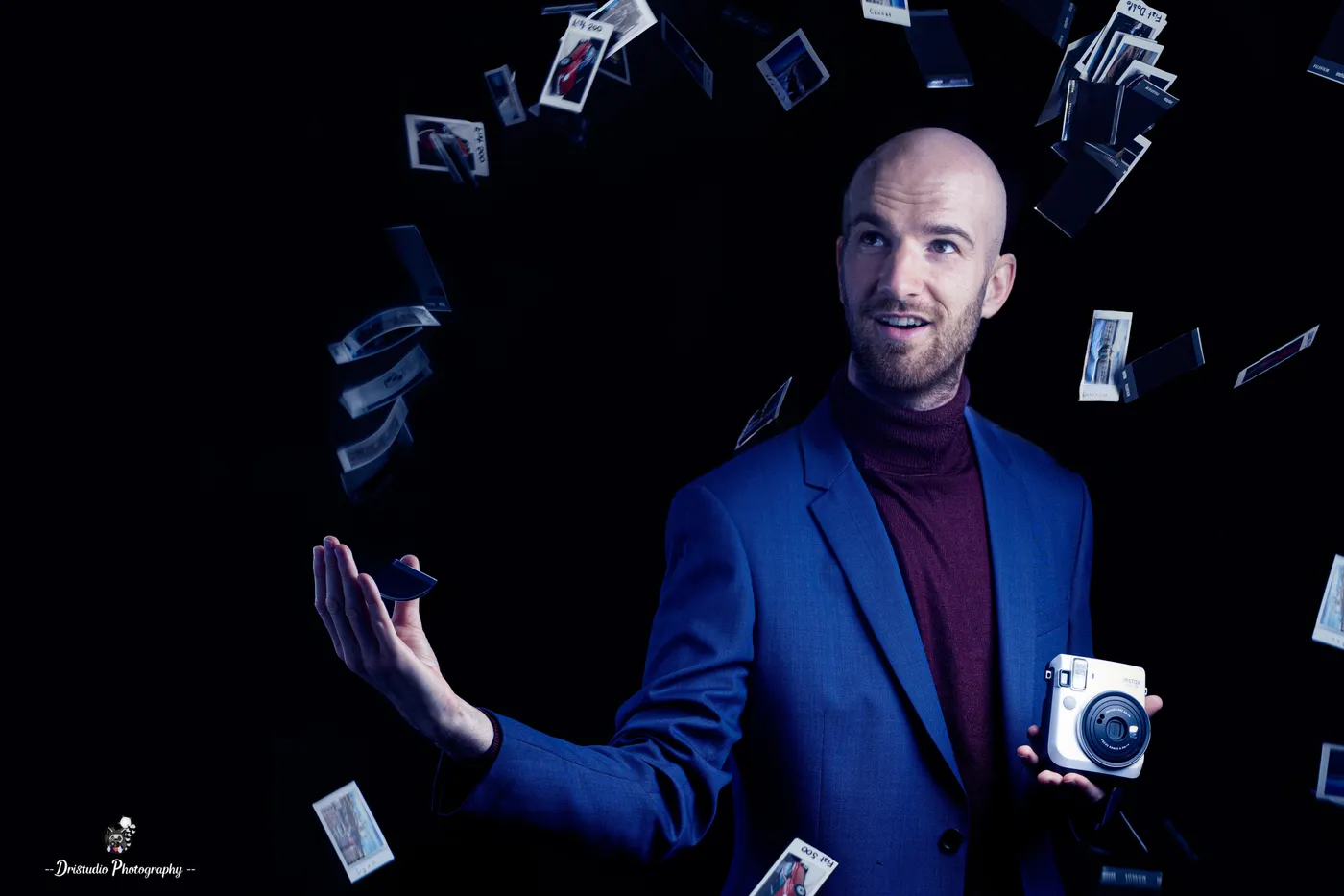 Magicien Polaroid au milieu d'une pluie de photos instantanées