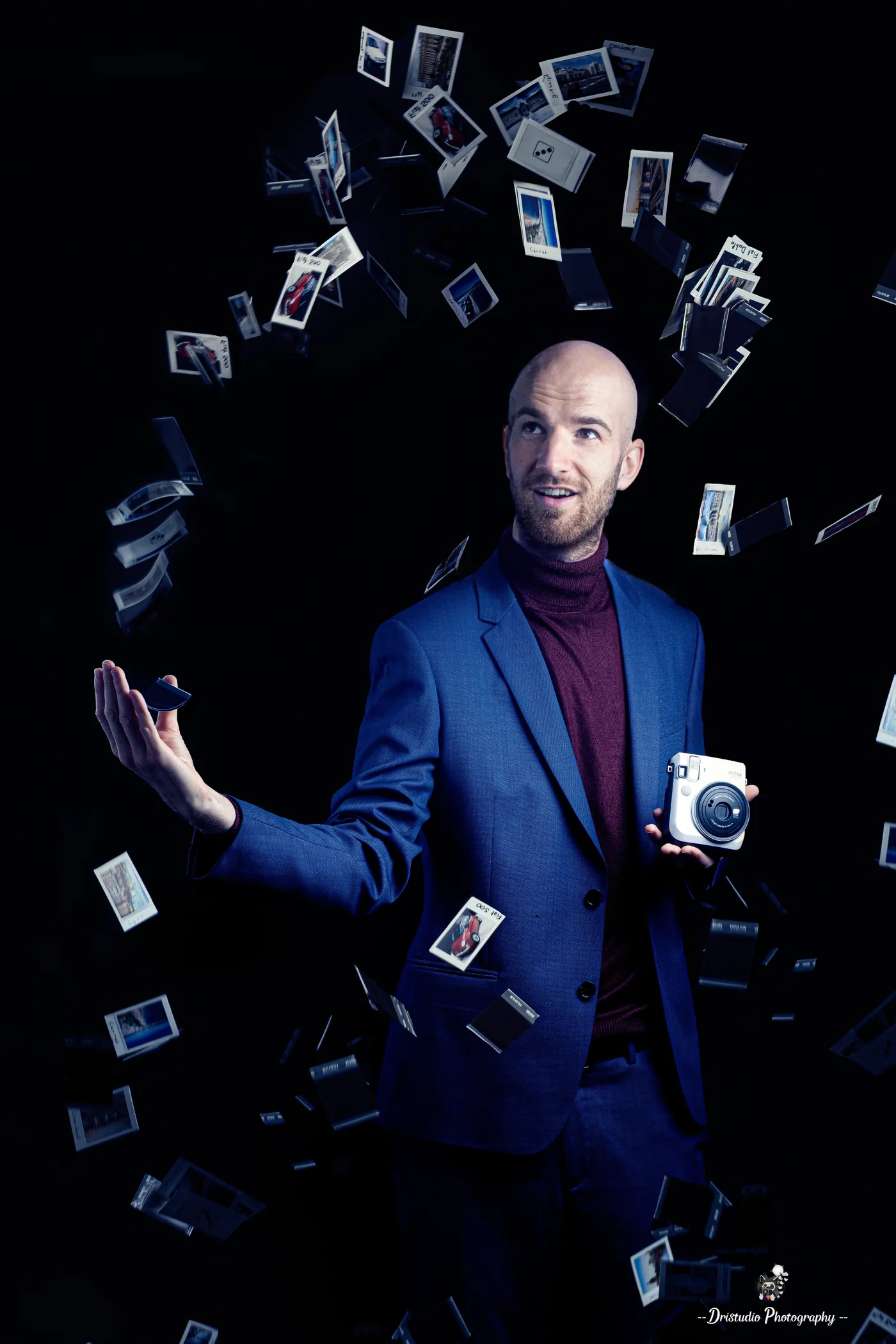 Pluie de Polaroid autour du magicien