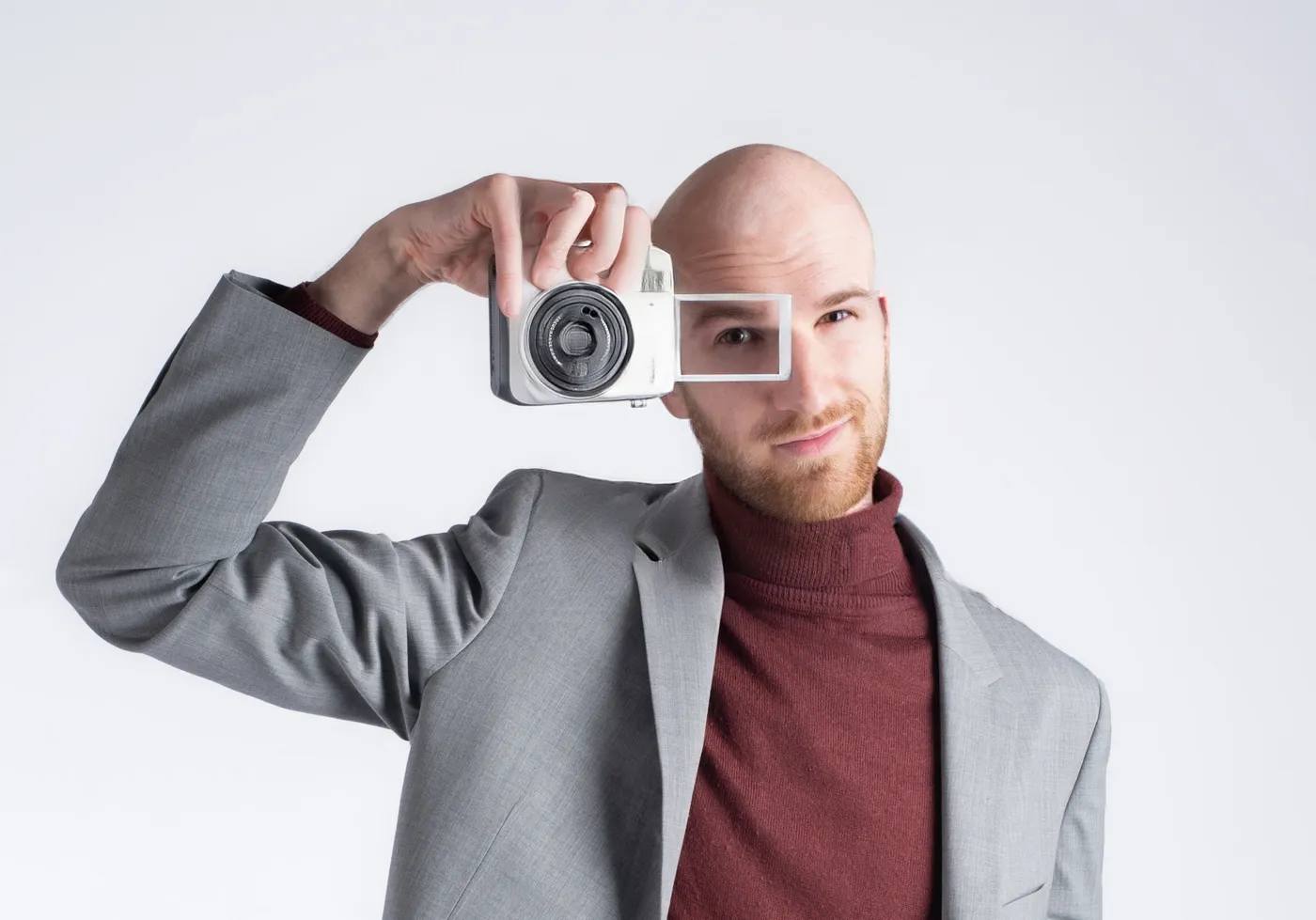 Ugo avec un H présente un Polaroid pendant un événement