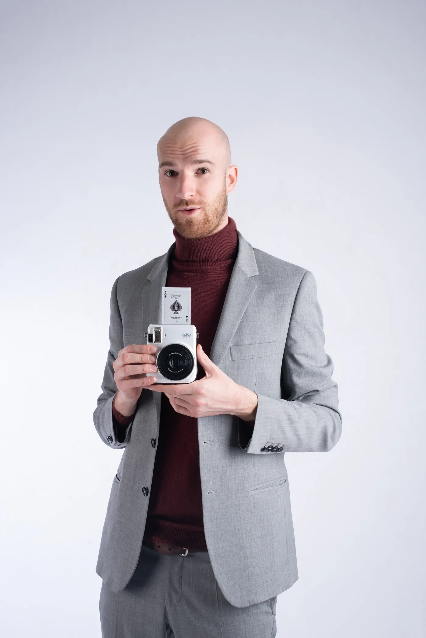 Ugo avec un H et son appareil Polaroid