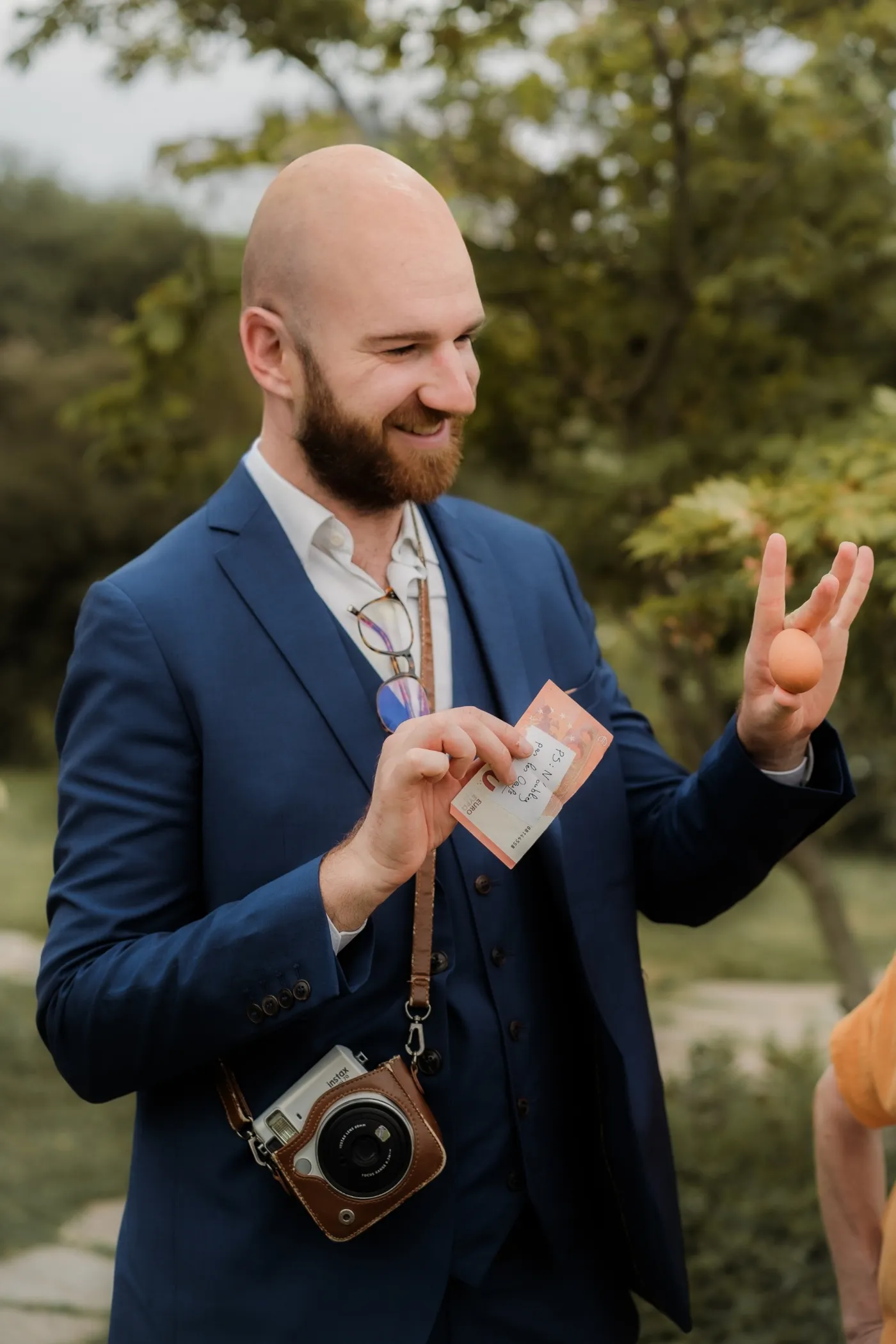 Portrait d'Ugo avec un jeu de cartes en main