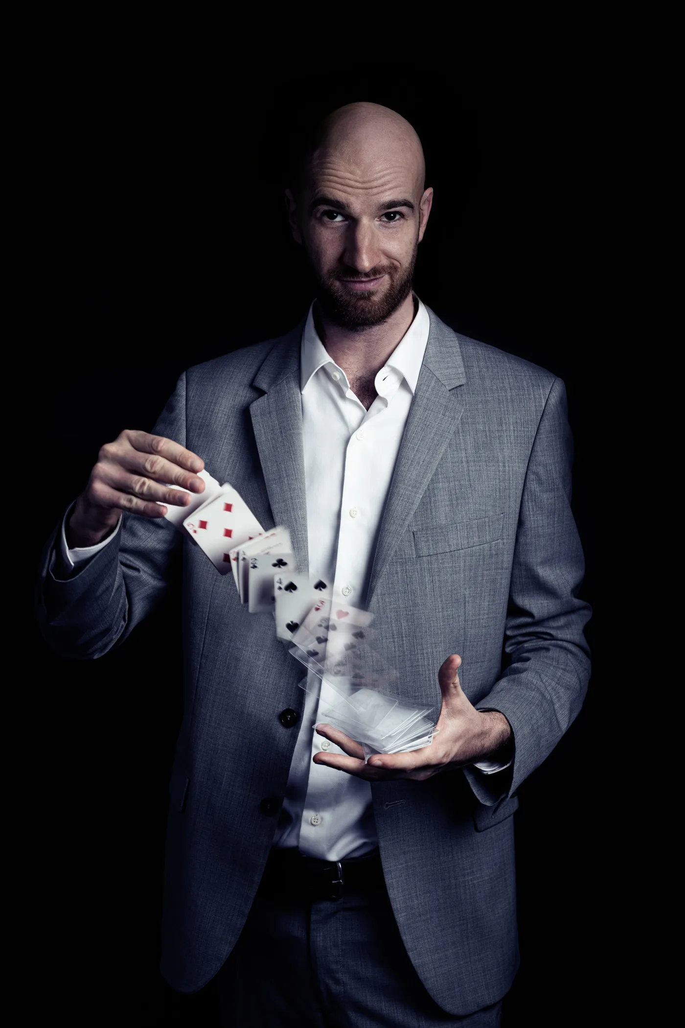 Portrait d'Ugo avec un H, cartes en lévitation