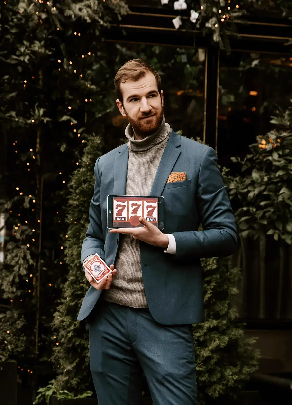 Ugo avec un H présente un jeu de cartes en magie de proximité